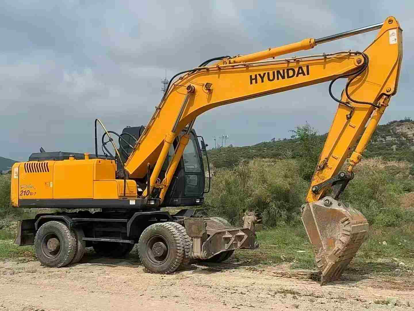 Hyundai R210-7 Excavator